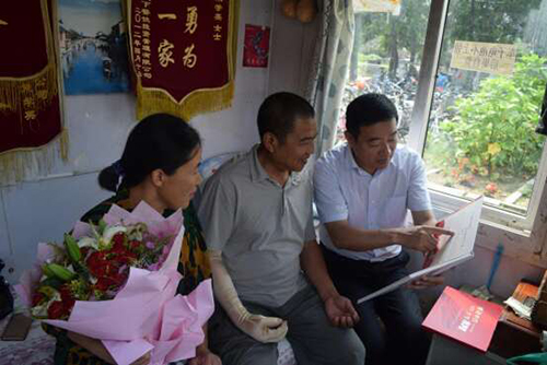 北京榜样主题活动官网-[见义勇为]万华胜:忠于