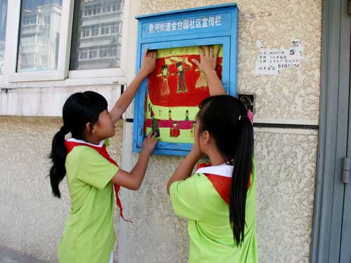 小学生巧手绘祖国作品丰富泉河街道楼门文化内