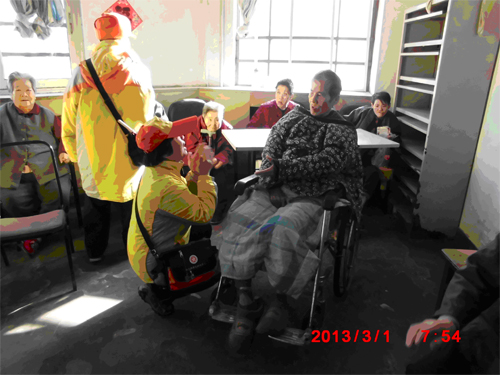 丰台区东铁匠营中队深入敬老院 传承雷锋精神