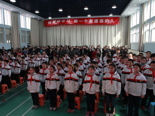 全场合唱《学习雷锋好榜样》-朝阳启动 向雷锋学习 做一个有道德的人