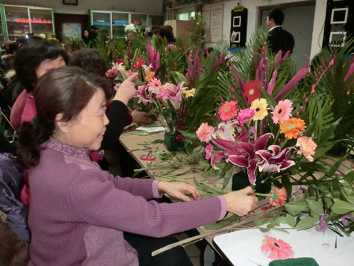 东城区东直门街道东环社区举办迎新春插花活动