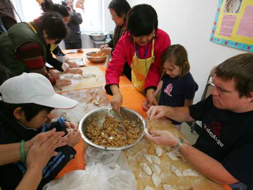 朝阳区:外国人在北京--学中国民俗过传统春节