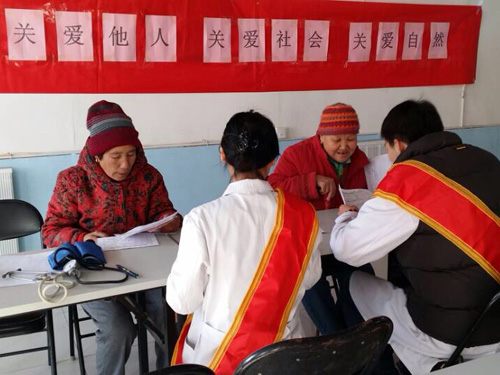 海淀区上地街道开展关爱空巢老人 志愿者进社