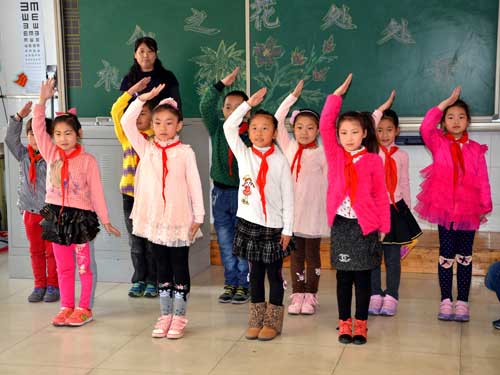 丰富多彩的班会唱响怀柔六小尚礼之歌