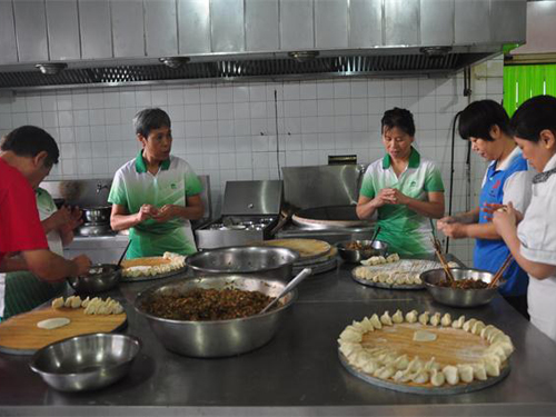 房山区星城街道爱心志愿者燕山养老院分享中秋