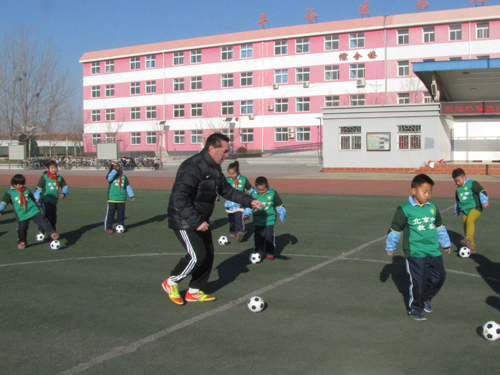 平谷区:全国校园足球青训顾问汤姆·拜尔现场