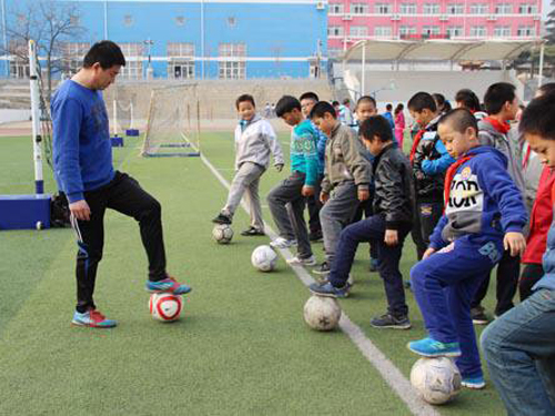 山区东风小学开展足球进课堂 快乐伴健康活动