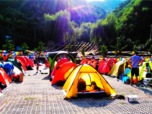 怀柔:游客露营响水湖大戏激情上演