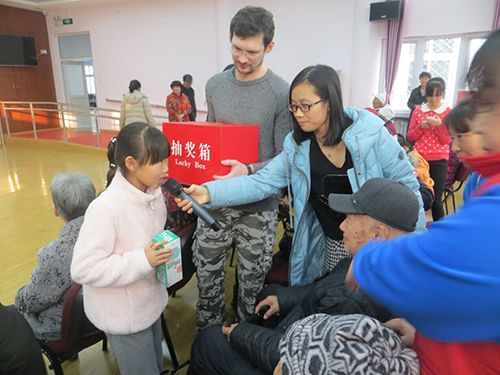 房山区星城小学开展迎新春敬老爱老慰问活动
