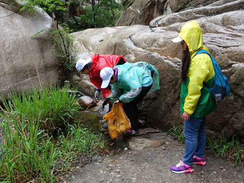 延庆区墨墨志愿者协会开展守护绿色家园环保