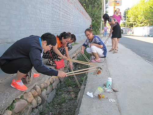 北二小平谷分校教师开展党员奉献日活动