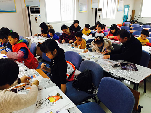 房山区城关街道开展亲子制作文化衫活动