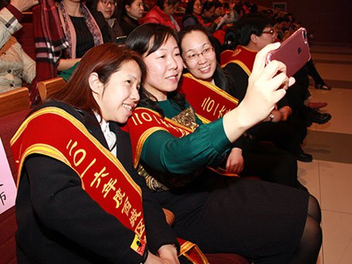 西城各界女性同庆三八妇女节 十佳女教师获表