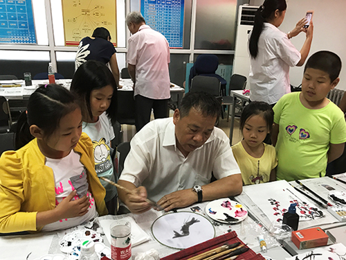 通州区新华街道:暑你凉快创意画扇 低碳伴我