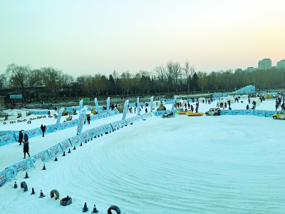 作为城区最大的戏雪乐园,陶然亭公园的"大雪山"滑雪场成了元旦假期