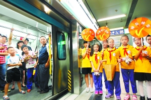 为了减少这种人为安全隐患,7月9日,一群身着黄色t恤衫的小学生在地铁