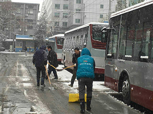 25余万首都志愿者积极参与扫雪铲冰活动