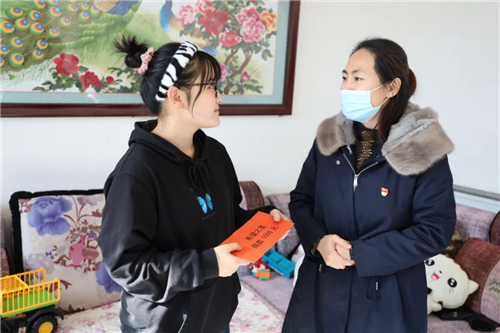 通州区张家湾镇领导走访慰问青少年家庭
