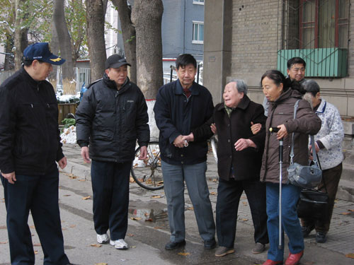 海淀万寿路街道义工护送孤寡老人入住养老院(