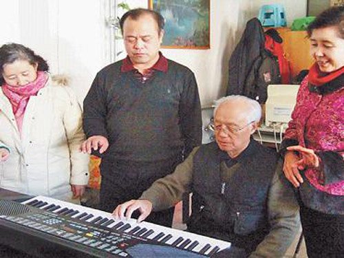 石景山区八角街道杨南社区有个居民电子琴班(