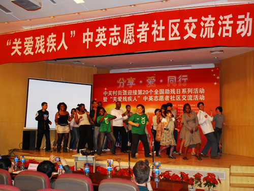 起欢呼雀跃,从民乐合奏《采茶舞曲》到Sasa舞,从《民俗艺苑-花毽