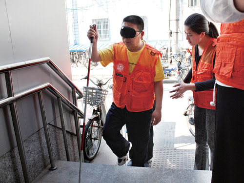 东城区东直门街道体验盲人定向行走为残疾人服务(图)