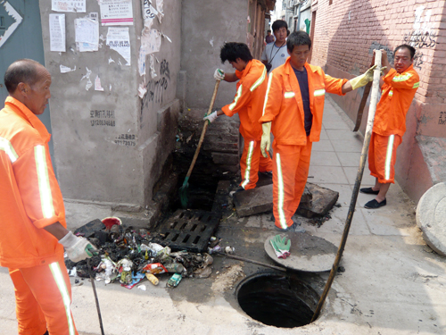 丰台区南苑街道三营门社区疏通下水道 为百姓