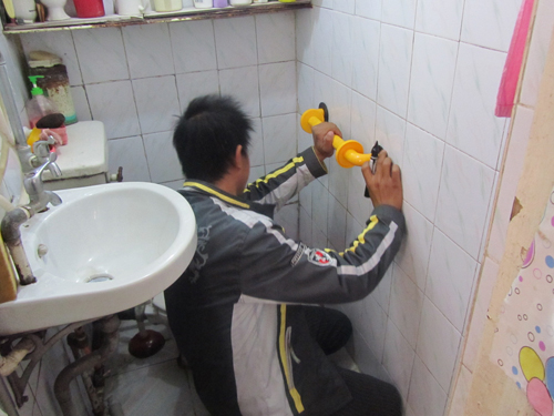 东城区建国门街道苏州社区:为残疾人家庭安装