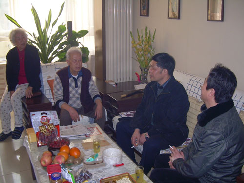 朝阳区紫光影城节前慰问退休老干部(图)
