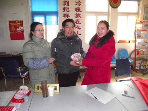 丰台区南苑街道西长街社区为低保户发放春节补