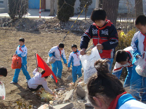 平谷大兴庄学区组织开展学雷锋精神 志愿捡垃