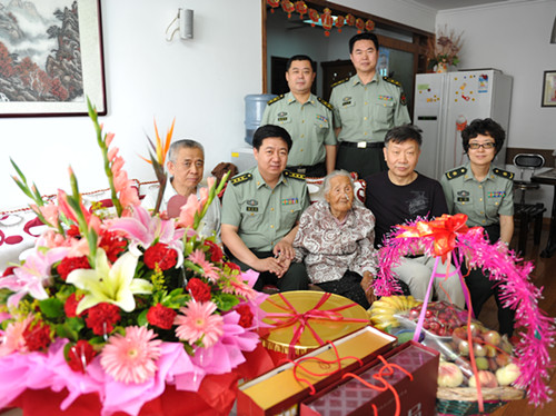 百岁老人过生日 海淀社区送祝福(图)