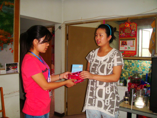 丰台马家堡街道嘉园二里社区走访流动人口(图