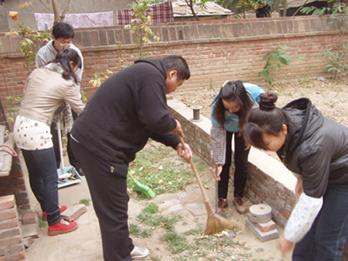 丰台长辛店西峰寺社区团员结对帮扶为空巢高龄