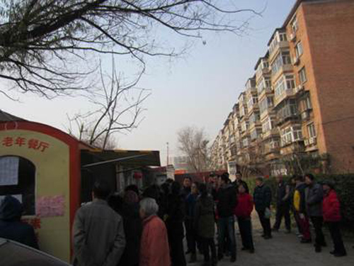 丰台区东高地街道万源南里社区开办老年餐桌