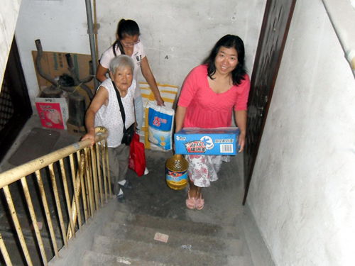 房山区琉璃河镇大学生志愿者开展“关爱空巢老人暑期行”活动(图)