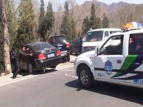 自驾游车陷八达岭 延庆城管相助脱困境(图)