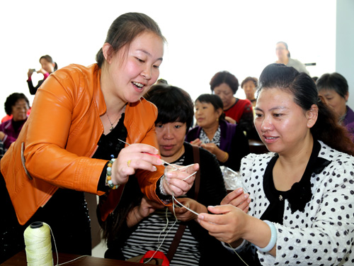 柔区龙山街道举办妇女手工编织职业技能培训拓