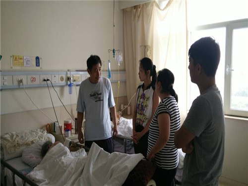 丰台区双晨社区看望住院高龄老人(图)