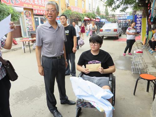 大兴区政协爱心帮扶西红门镇残疾青年(图)