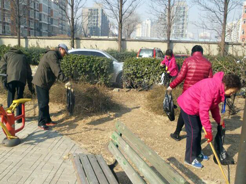 丰台区马家堡街道富卓苑社区开展学雷锋义务捡