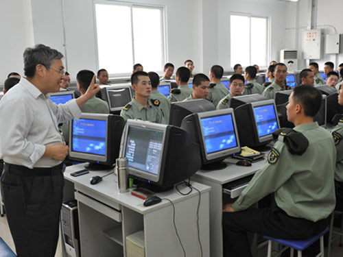 副教授赵宝生正在为北京军区警卫营的年轻战士