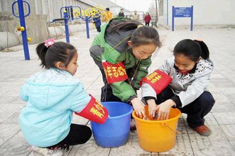 石景山区七星园社区青少年志愿者净化社区清扫