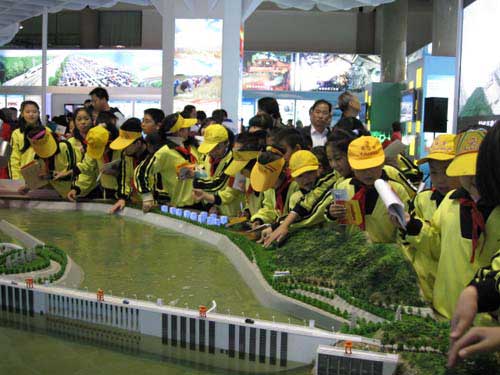 大兴旧宫一小参观爱国主义教育成果展(图)