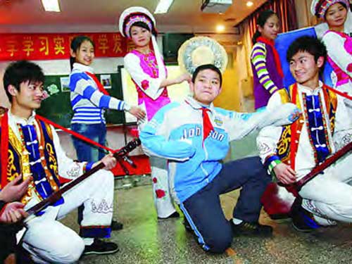 西城区宏庙小学学生与白族青年共舞(图)