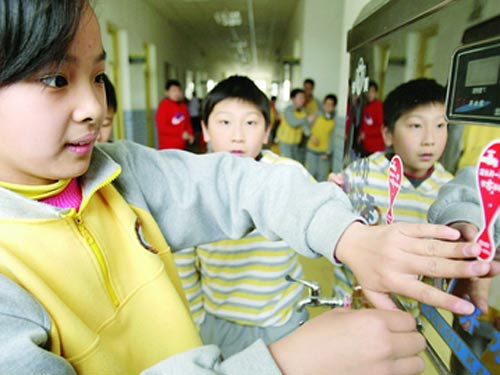 世界水日西城区黄城根小学学生争做低碳小使者