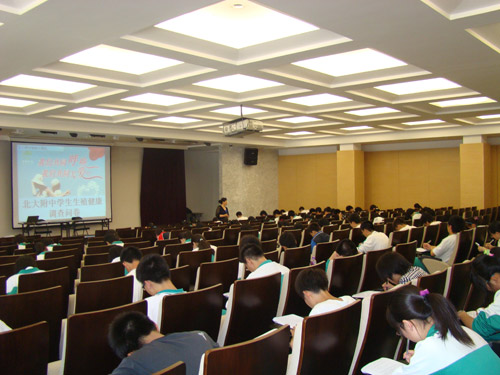 中关村街道人口学校_在中关村街道政务服务中心,市民就相关业务咨询工作人员(2)