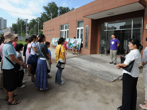 海淀西三旗地区青少年参观海淀地震台(图)