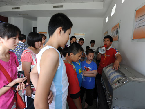 海淀西三旗地区青少年参观海淀地震台(图)