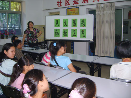 中关村街道人口学校_在中关村街道政务服务中心,市民就相关业务咨询工作人员